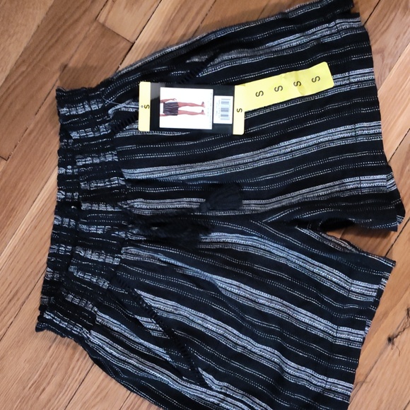 💜5/$25.00💜 NWT Size Small Shorts - Picture 2 of 5